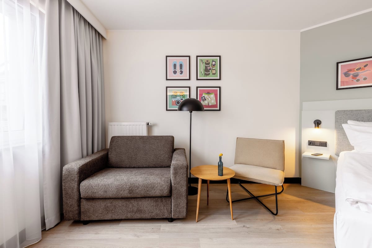 Ropa de cama hipoalergénica y caja de seguridad en la habitación