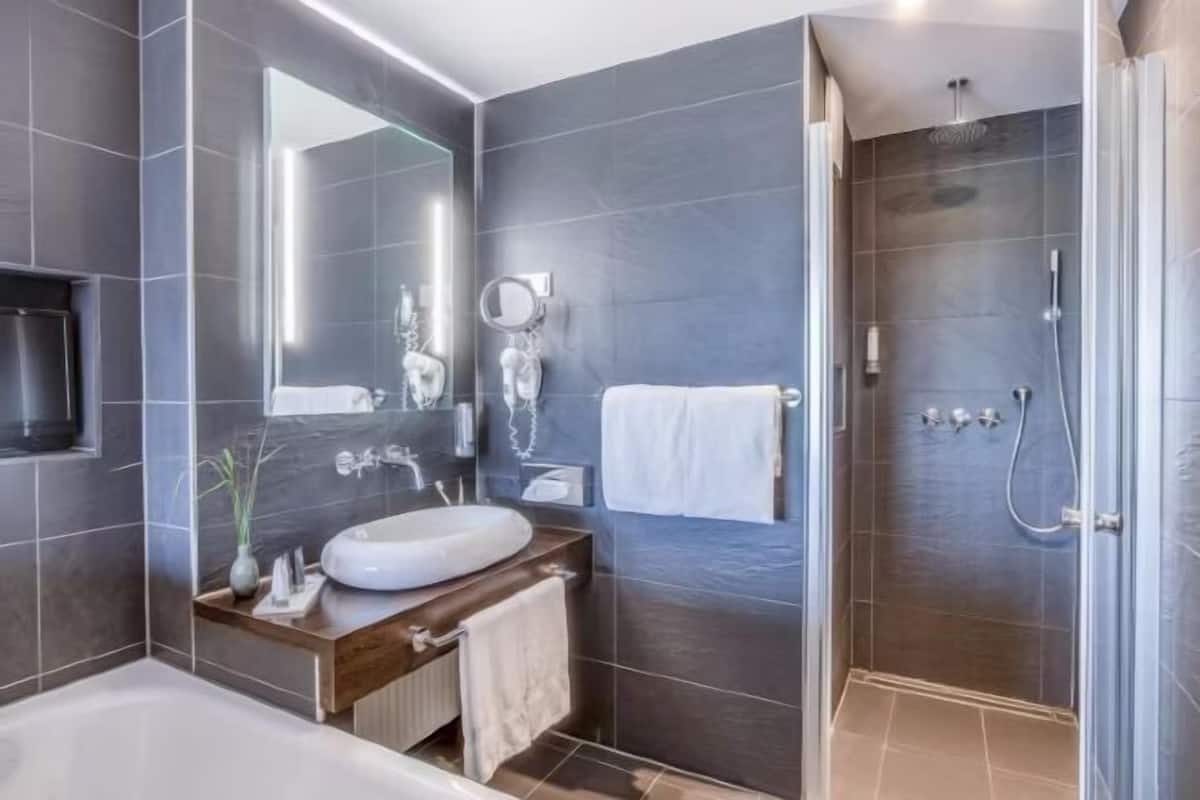 Designer-Toilettenartikel, Haartrockner, Handtücher