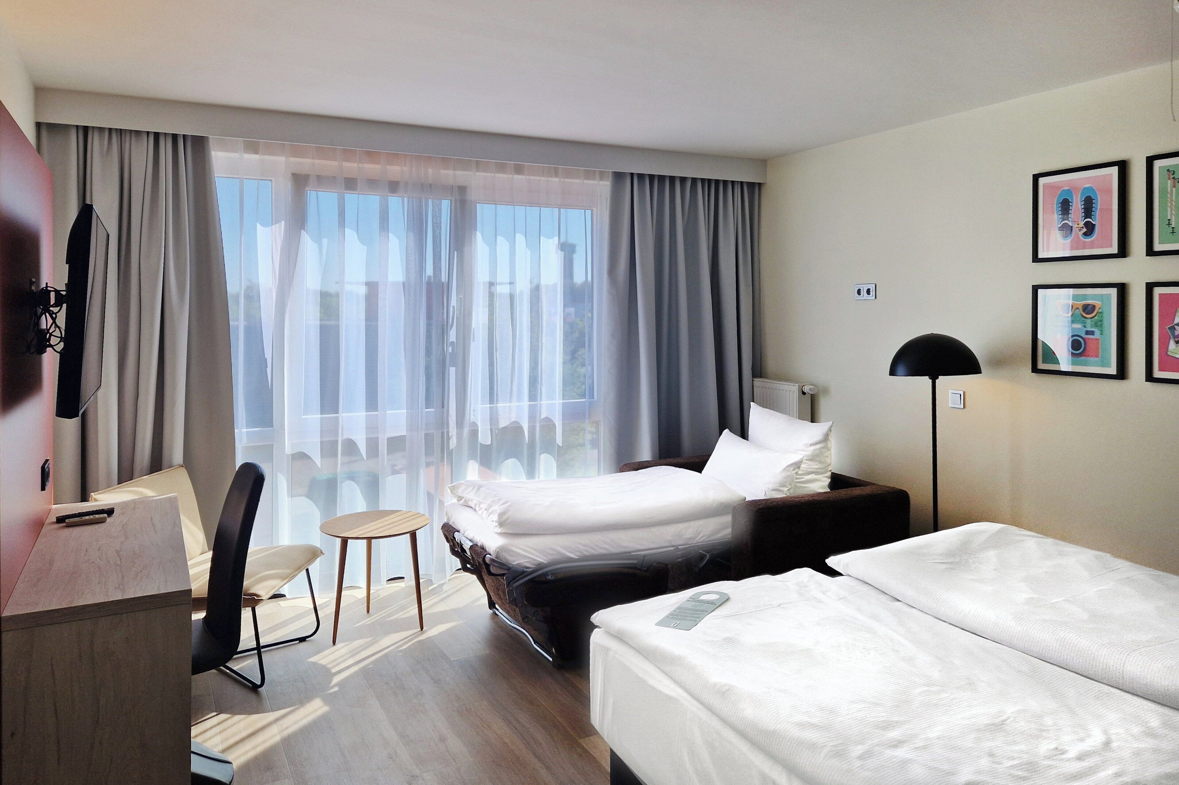 Familienzimmer, Mehrere Betten (Family Room) | Allergikerbettwaren, Zimmersafe, Schreibtisch, Verdunkelungsvorhänge