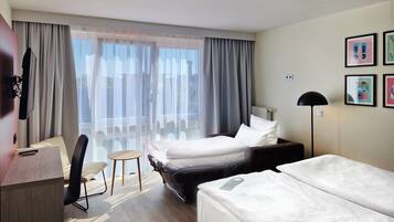 Familienzimmer, Mehrere Betten (Family Room) | Allergikerbettwaren, Zimmersafe, Schreibtisch, VerdunkelungsvorhÀnge