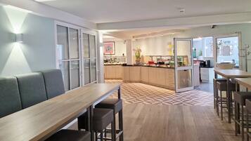 Una cocina moderna con armarios de madera, una isla central y un suelo estampado.