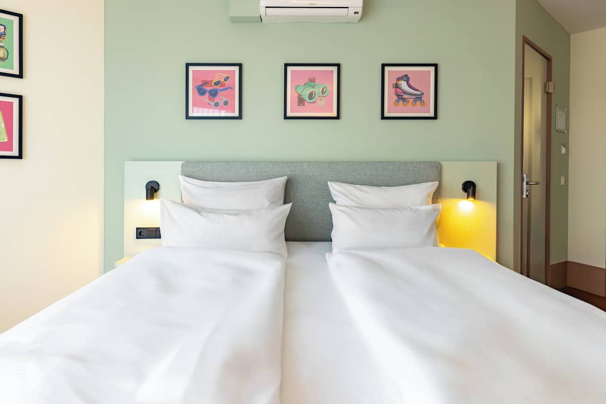 Standard Room | Peralatan tempat tidur hipoalergenik, peti besi dalam bilik, meja