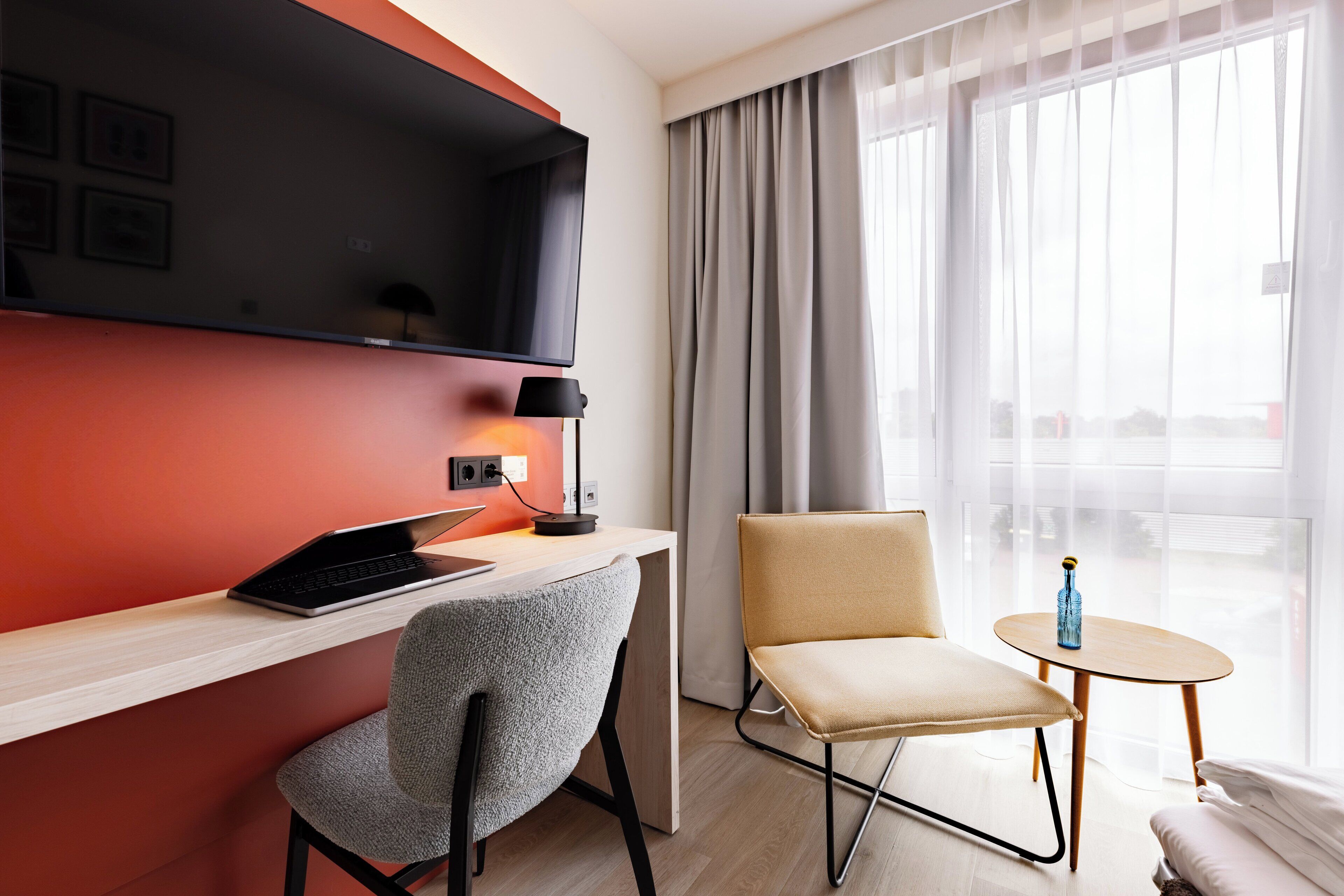 低刺激性寝具、セーフティボックス (室内)、デスク、遮光カーテン