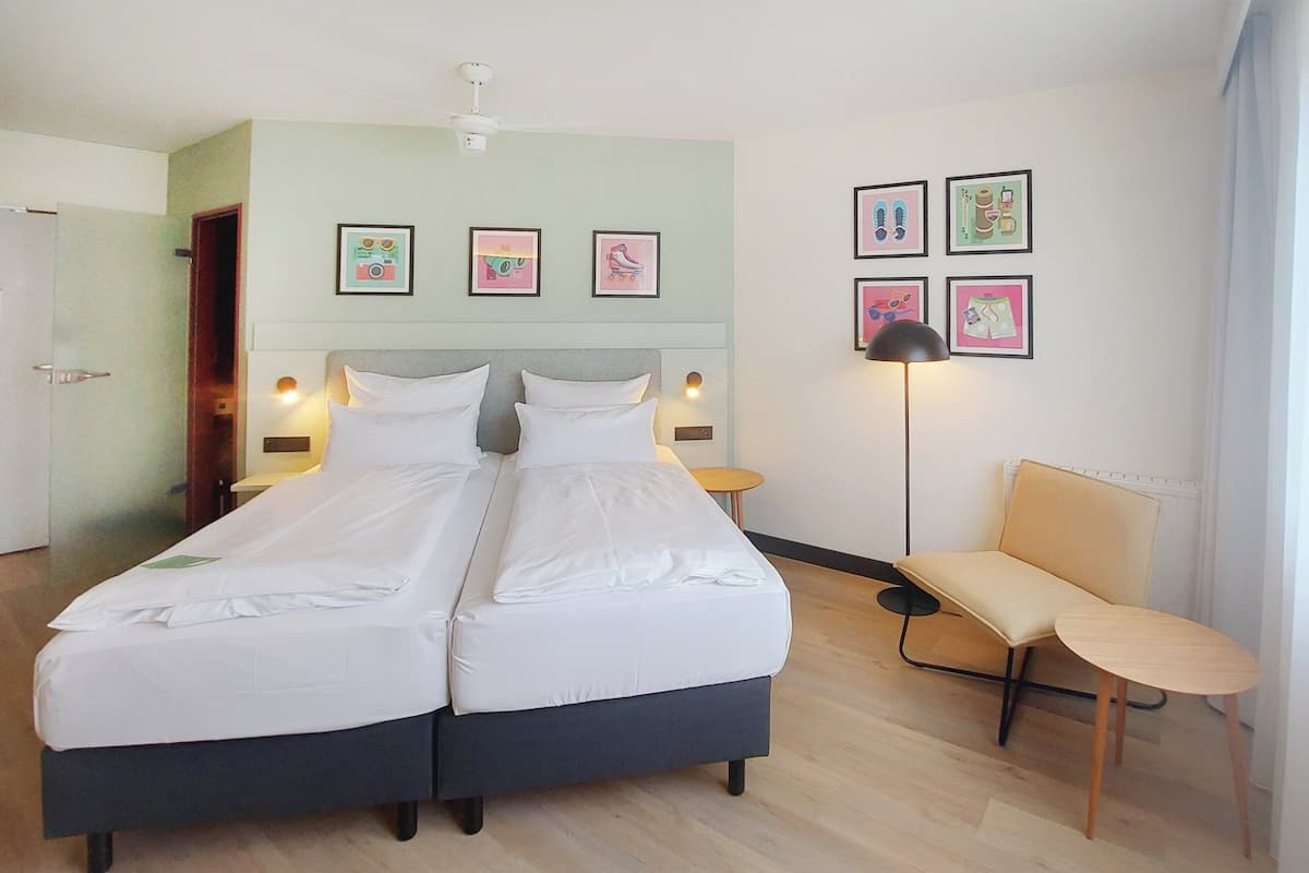 Rom – standard | Allergitestet sengetøy, safe på rommet, skrivebord og blendingsgardiner