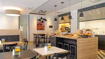 Café da manhã com buffet grátis todos os dias