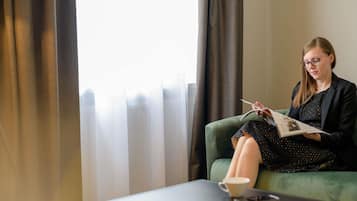 Comfort Room | Pillowtop beds, free minibar items, in-room safe, desk