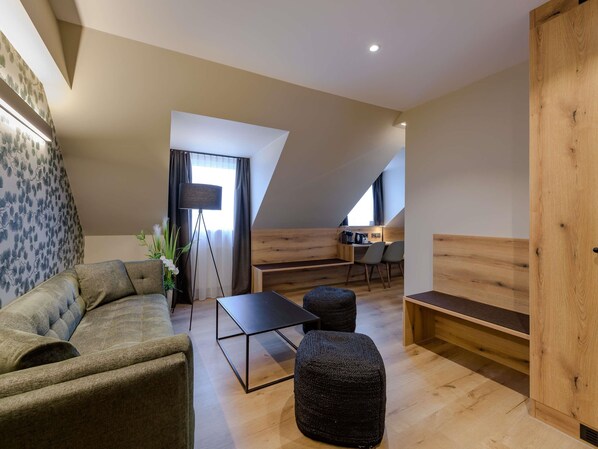 Rom – comfort | Senger med overmadrass, minibarvarer (inkludert) og safe på rommet