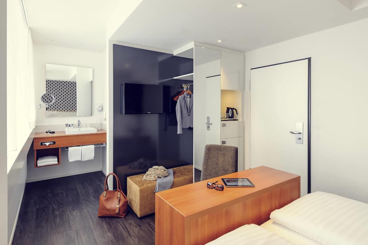 Standard Room, 1 Queen Bed, Ground Floor | Pillowtop beds, free minibar items, in-room safe, desk