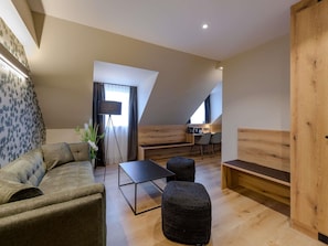 Comfort Room | Pillowtop beds, free minibar items, in-room safe, desk