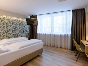 Phòng đôi Tiêu chuẩn, 1 giường đôi | Nệm có lớp đệm bông, minibar với thức ăn, đồ uống miễn phí
