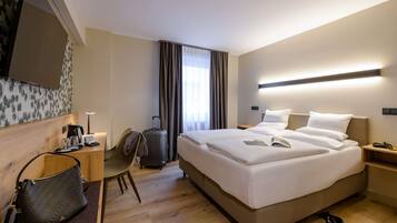 Dobbeltrom – standard, 1 dobbeltseng | Senger med overmadrass, minibarvarer (inkludert) og safe på rommet