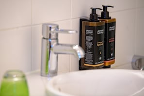 環境にやさしいバスアメニティ、ヘアドライヤー、スリッパ、タオル