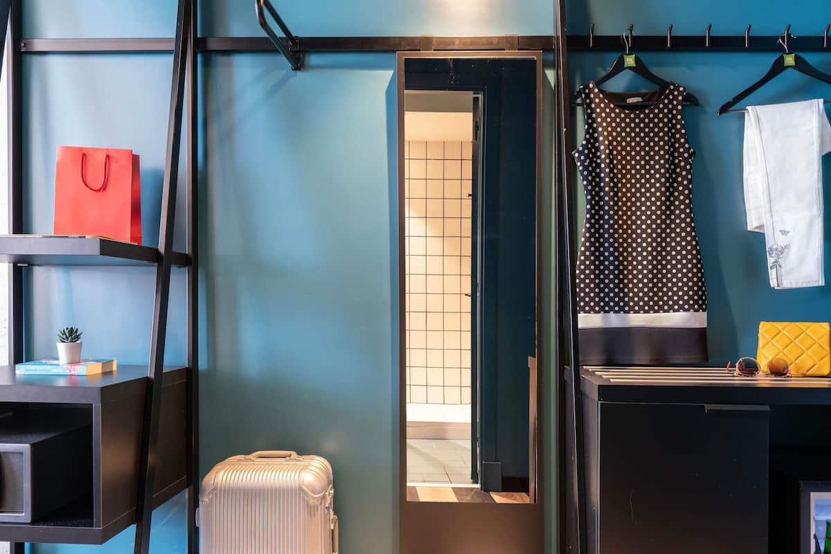 1 habitación, caja de seguridad en la habitación y escritorio