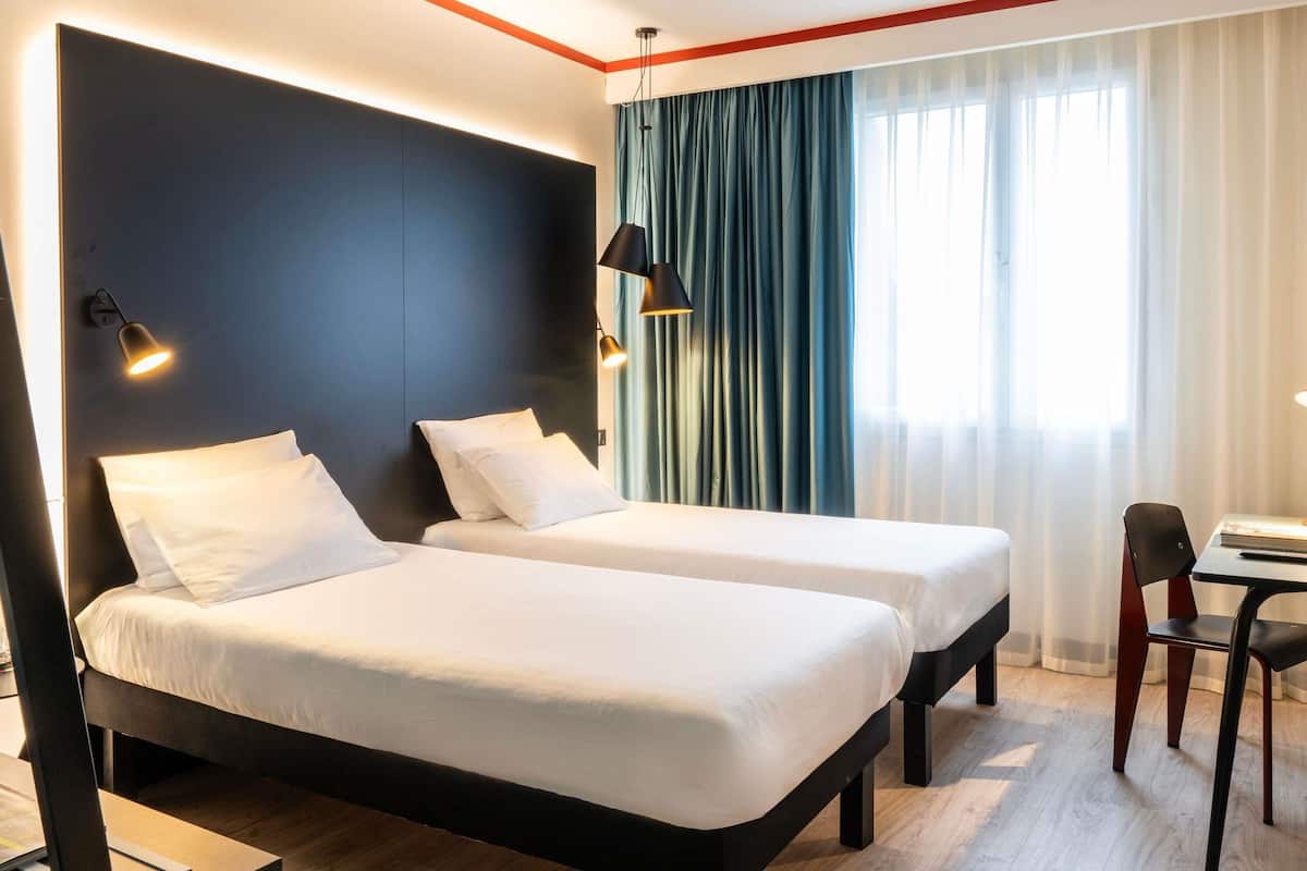 Standard Room, 2 Twin Beds | 1 bedroom, in-room safe, desk, laptop workspace
