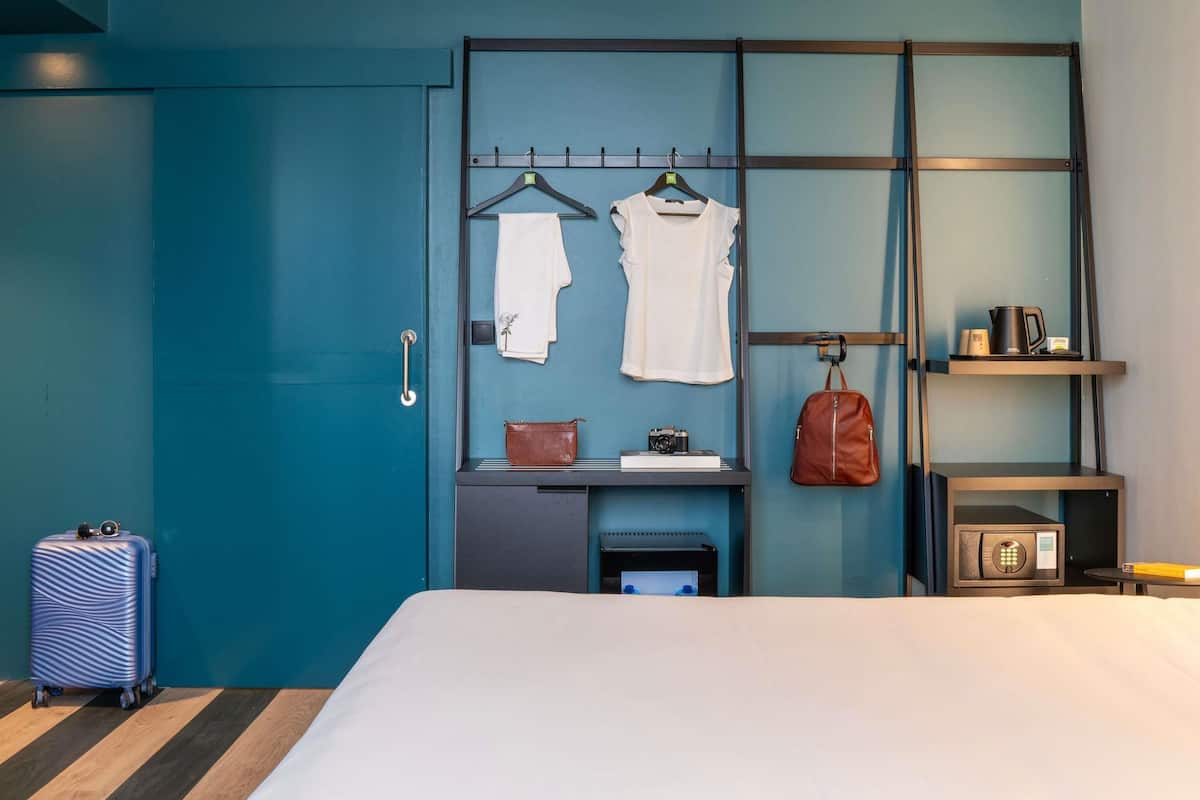 Standard Room, 1 Double Bed | 1 bedroom, in-room safe, desk, laptop workspace