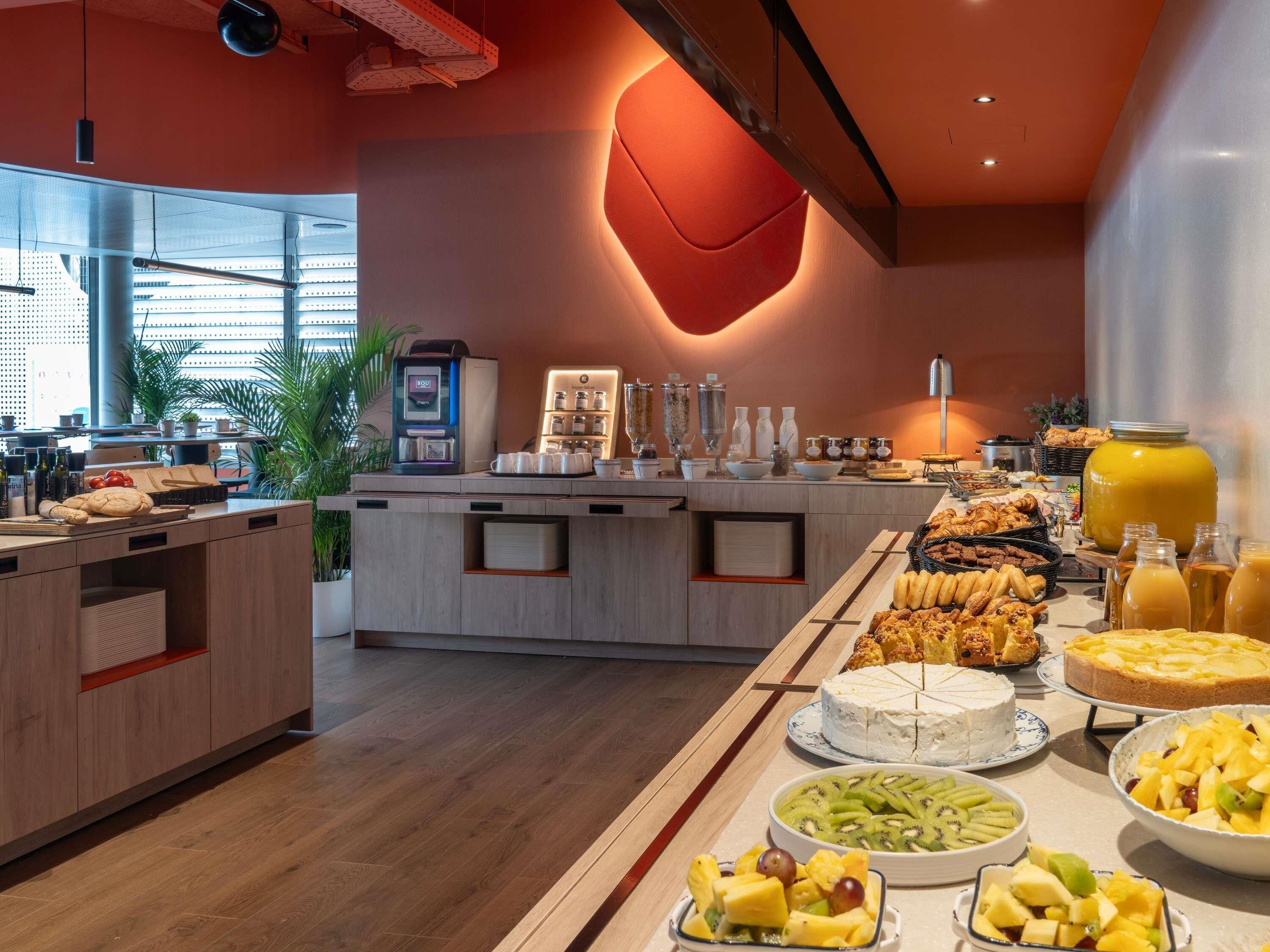 朝食 (ビュッフェ)、毎日提供 (1 名様 16 EUR)