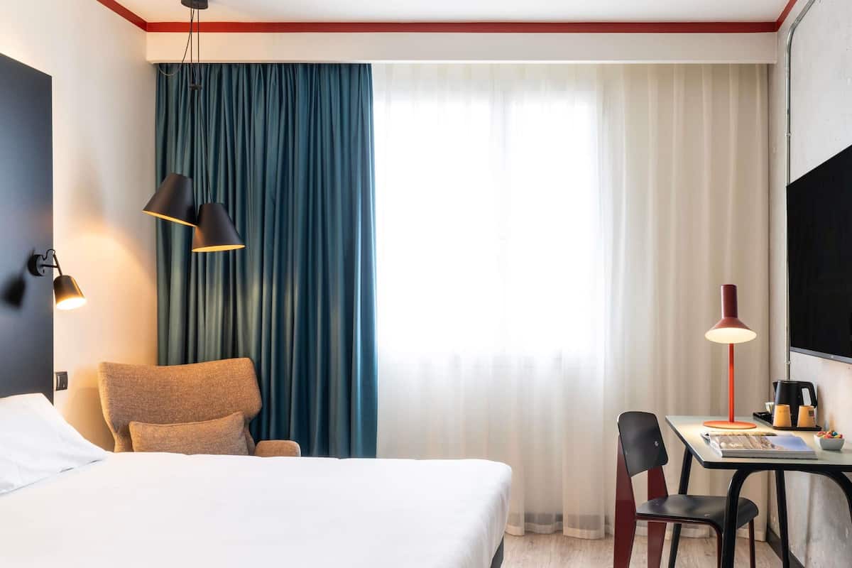 1 Schlafzimmer, Zimmersafe, Schreibtisch, laptopgeeigneter Arbeitsplatz
