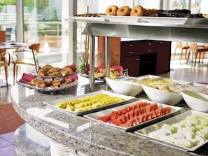 Tägliches Frühstücksbuffet (16 EUR pro Person)