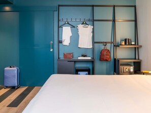 Standaard kamer, 1 tweepersoonsbed | 1 slaapkamer, een kluis op de kamer, een bureau, een laptopwerkplek