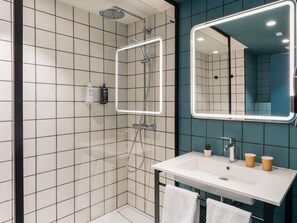 Dusche, Regendusche, umweltfreundliche Kosmetikartikel, Haartrockner