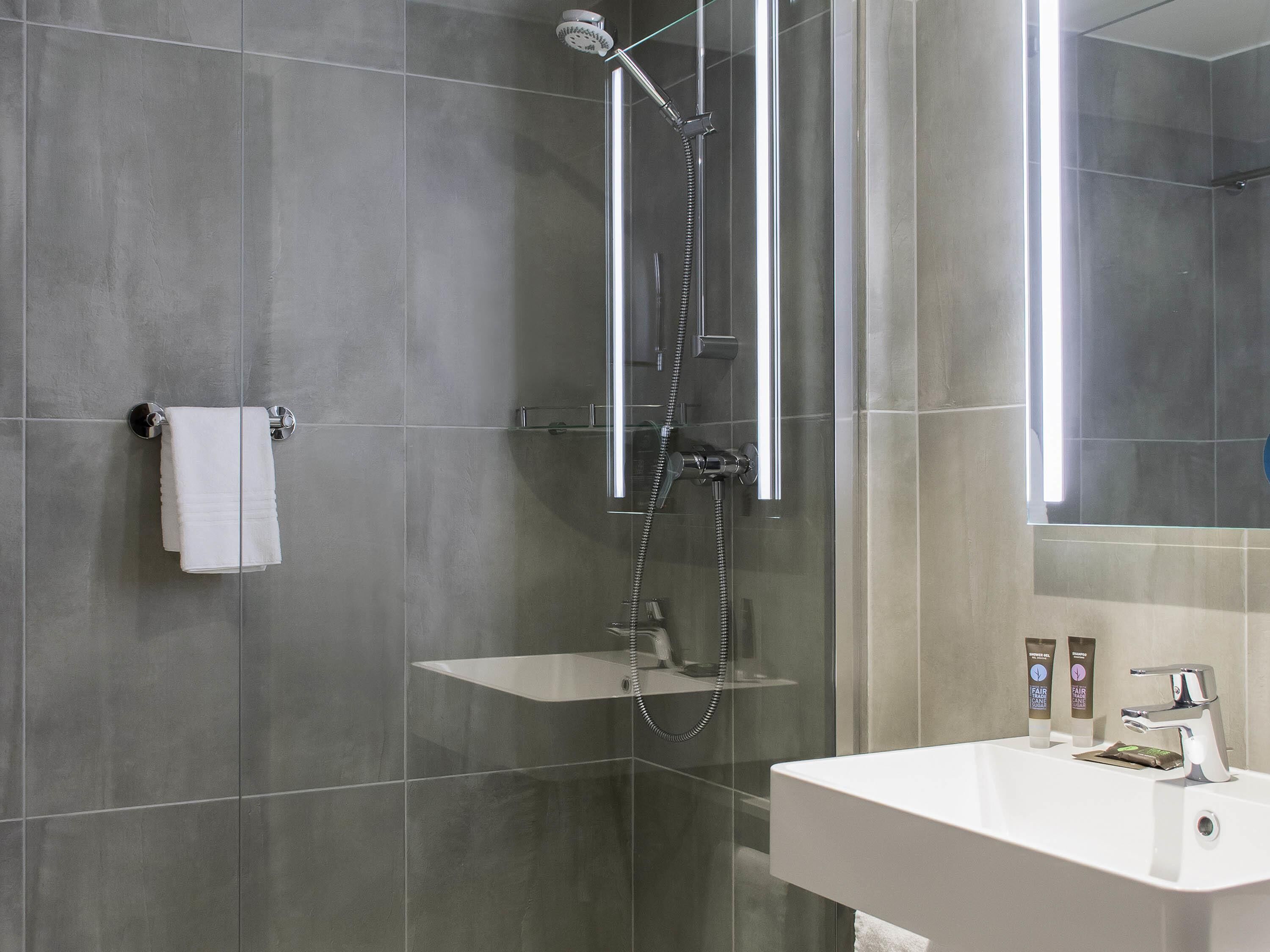 Safe på rommet, skrivebord, blendingsgardiner og lydisolert