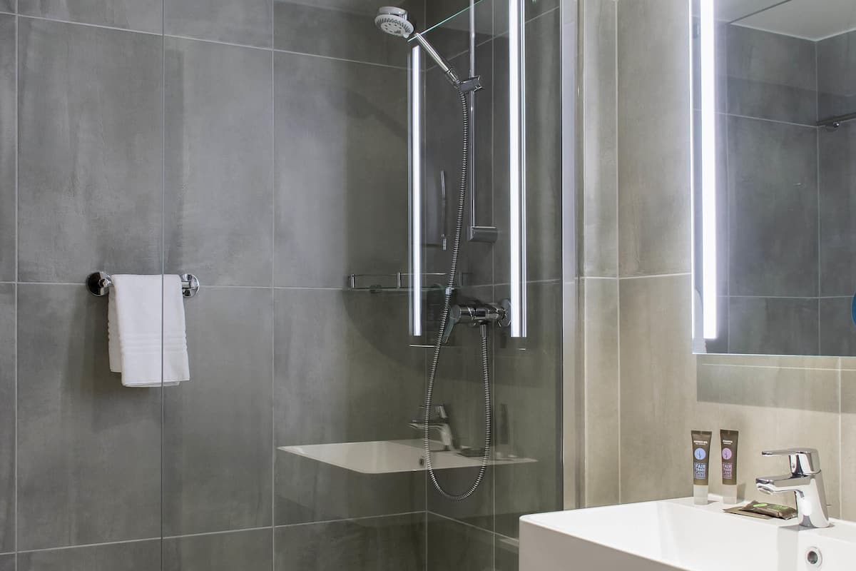 Safe på rommet, skrivebord, blendingsgardiner og lydisolert