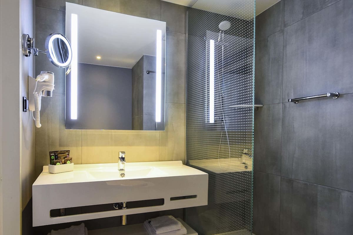 Familierom, 1 dobbeltseng med sovesofa | Safe på rommet, skrivebord, blendingsgardiner og lydisolert