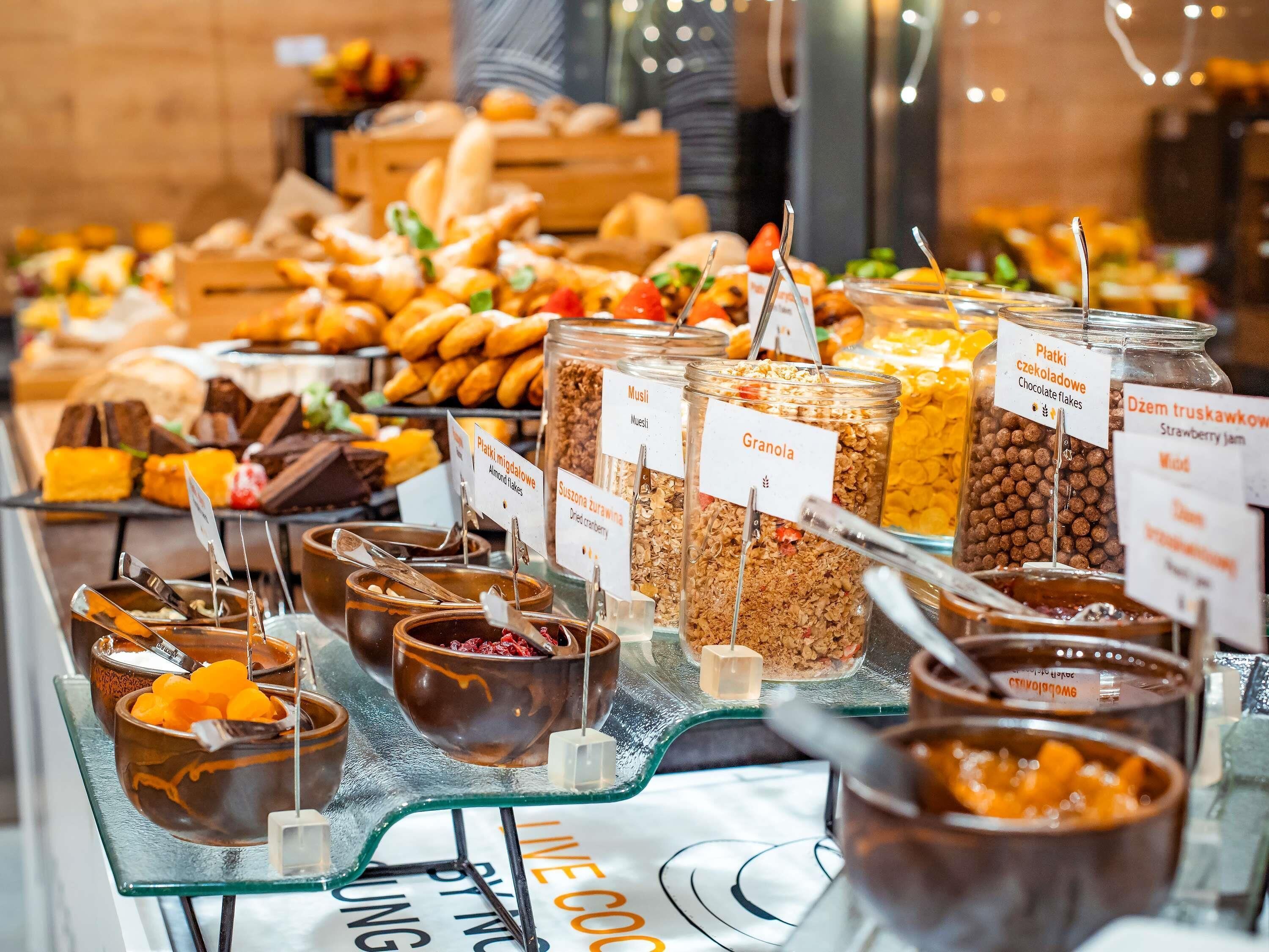 Se ofrece un desayuno bufé todos los días (75 PLN por persona)