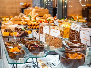 Daily buffet breakfast (PLN 75 per person)