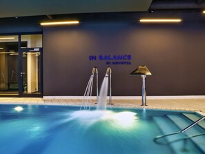 Piscine intérieure, accès possible de 7 h à 22 h, chaises longues