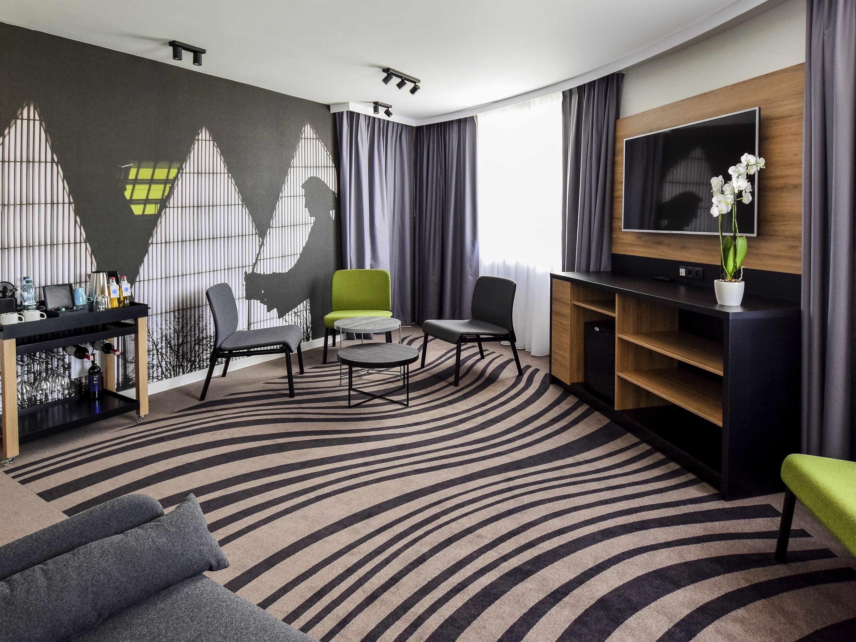 Suite, 1 Double Bed | In-room safe, desk, blackout drapes, soundproofing