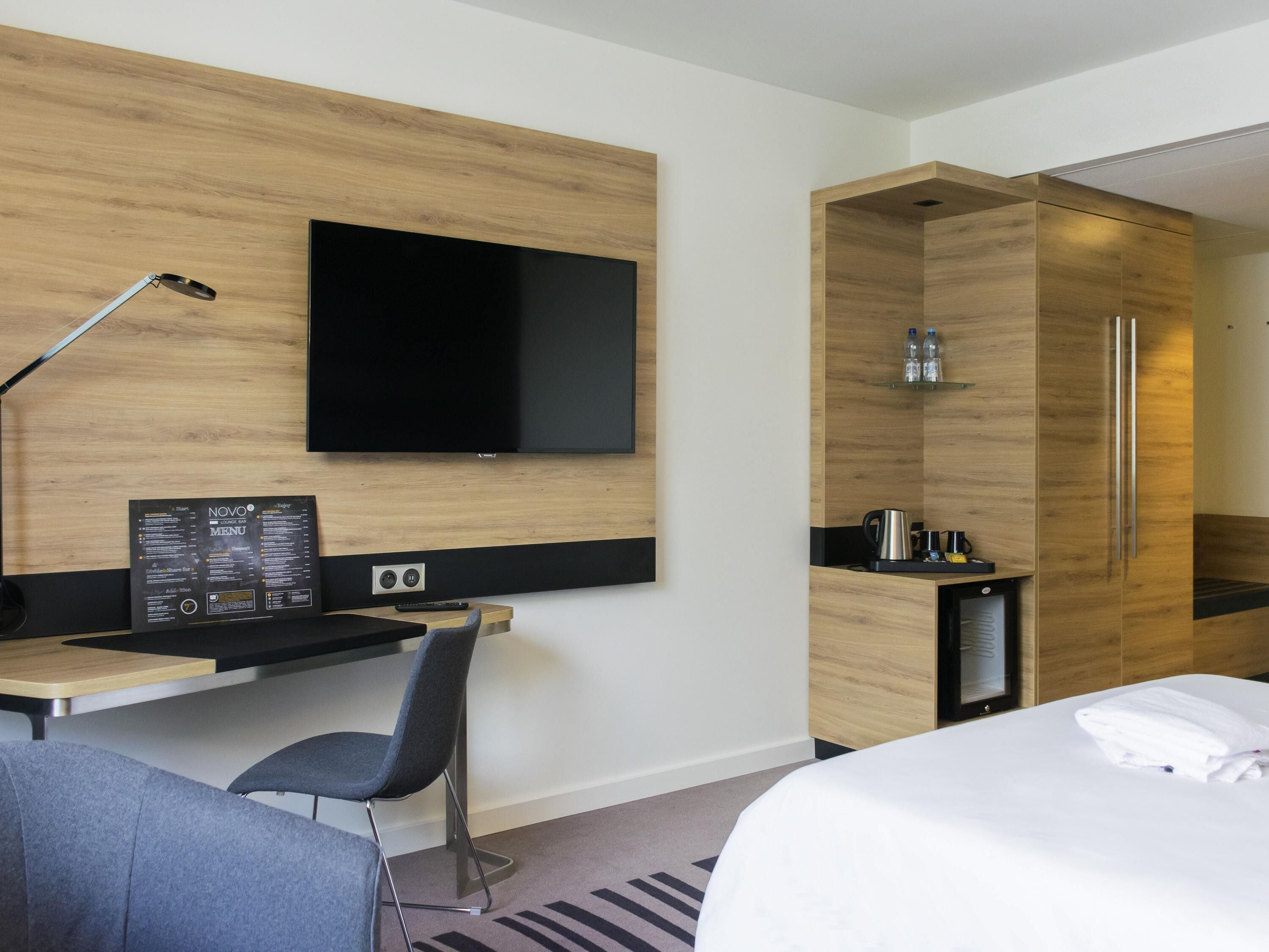 Värdeförvaringsskåp på rummet, skrivbord och mörkläggningsgardiner