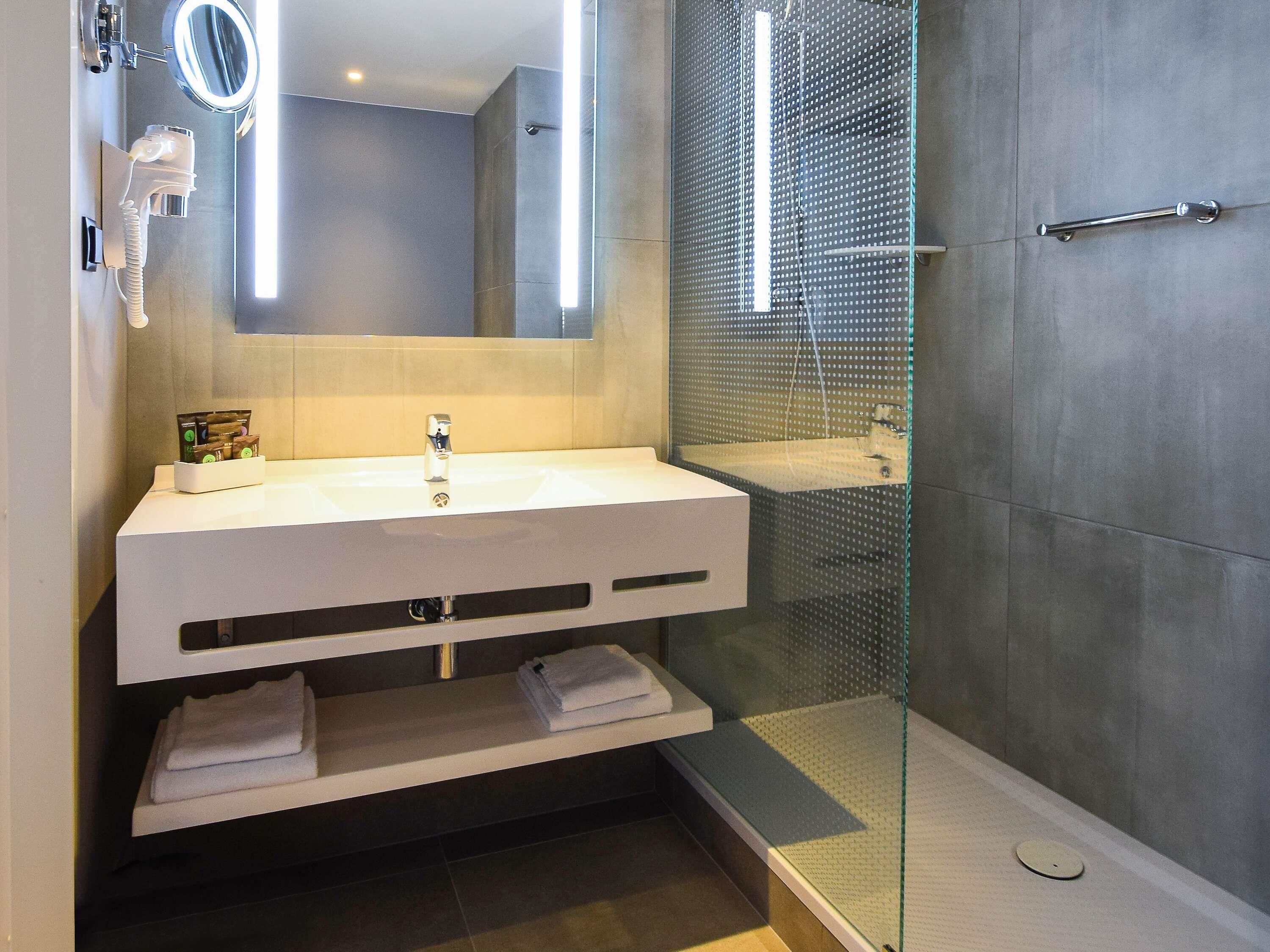 Rom – executive, 1 dobbeltseng med sovesofa | Safe på rommet, skrivebord, blendingsgardiner og lydisolert