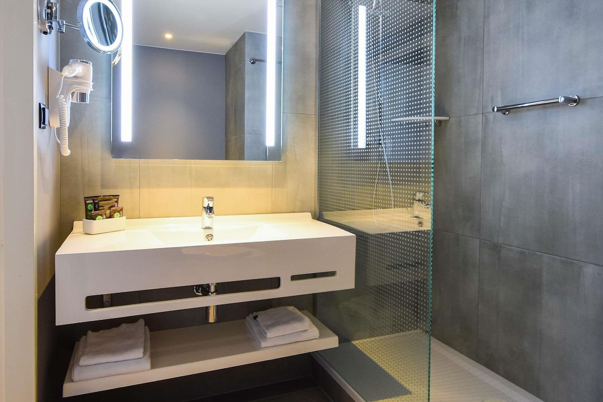 Rom – executive, 1 dobbeltseng med sovesofa | Safe på rommet, skrivebord, blendingsgardiner og lydisolert