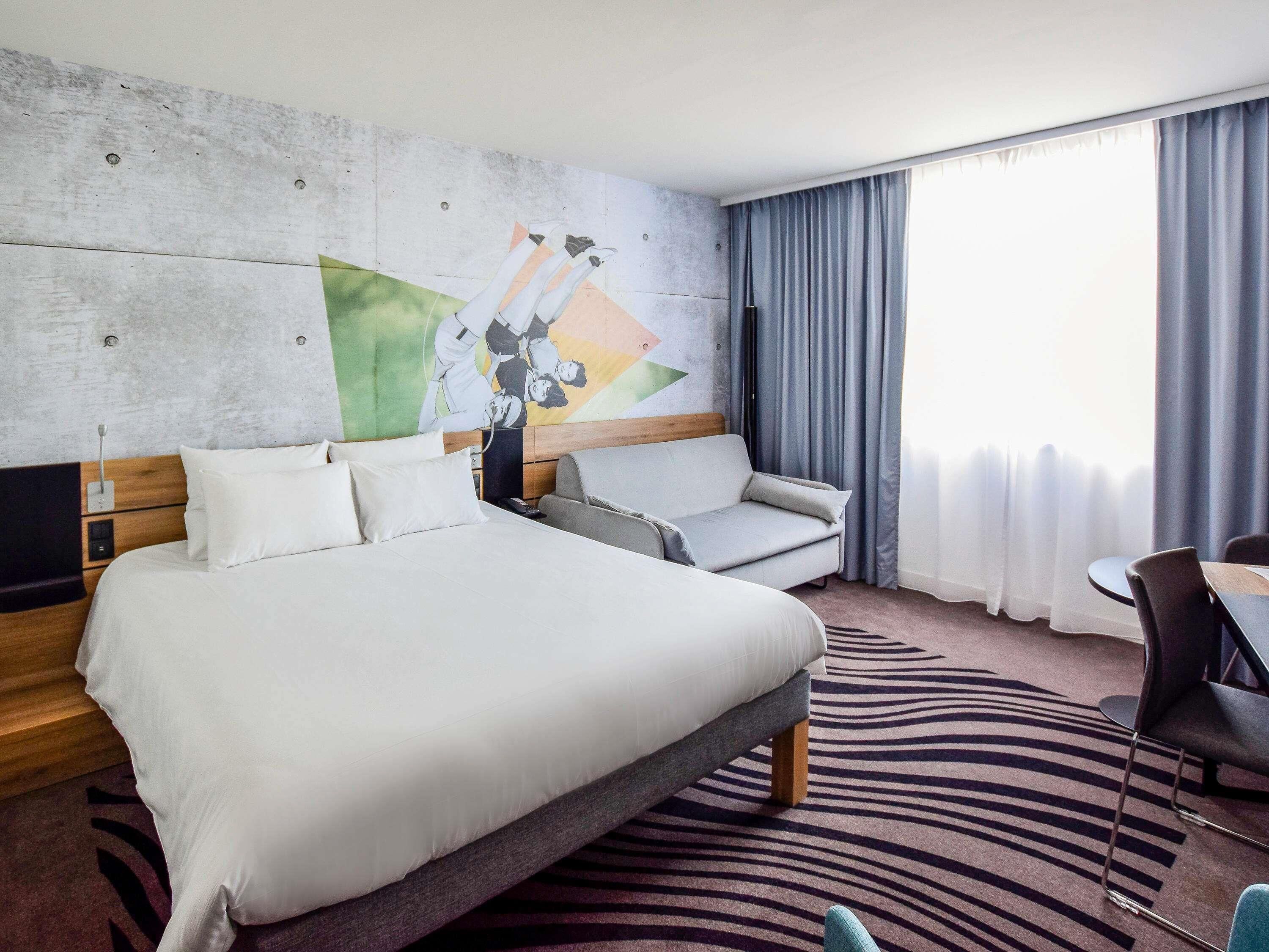 Habitación ejecutiva, 1 cama doble con sofá cama | Caja fuerte, escritorio, cortinas opacas y sistema de insonorización