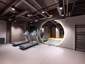 Piscine couverte, accès possible de 07 h 00 à 22 h 00, chaises longues 