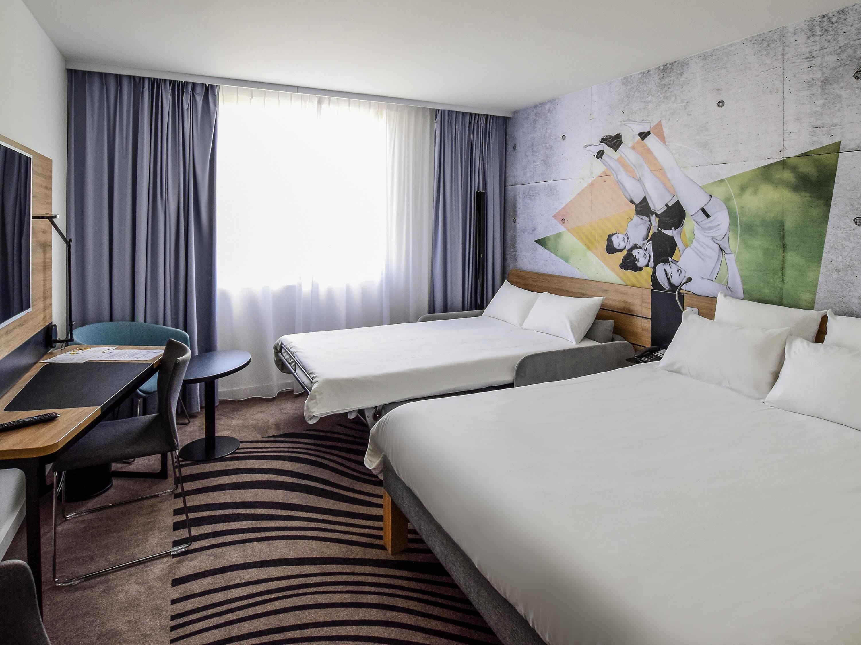 Familjerum - 1 dubbelsäng med bäddsoffa | Värdeförvaringsskåp på rummet, skrivbord och mörkläggningsgardiner