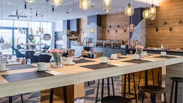 Frokost, lunsj og middag serveres, lokale og internasjonale retter