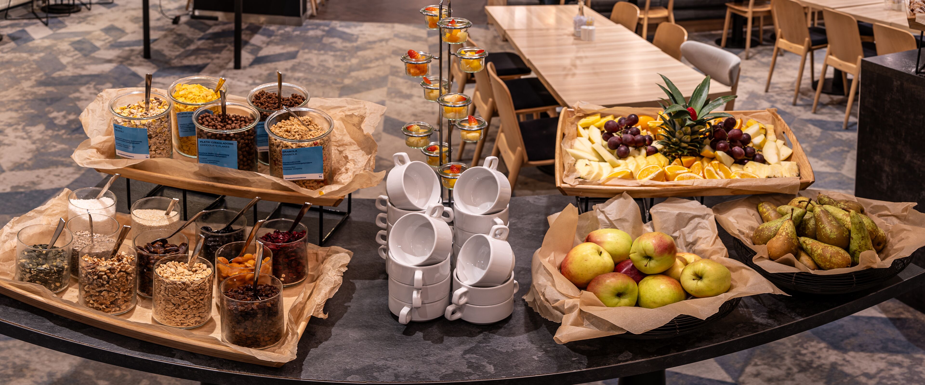 Una mesa de buffet con diversos alimentos y utensilios.