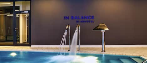 Piscine couverte, accès possible de 07 h 00 à 22 h 00, chaises longues