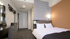 A hotel room with a bed, a desk, and a mirror. - APA Hotel TKP Sapporo Ekimae (Sapporo)