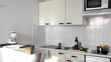 Lemari es, microwave, kompor, dan mesin pencuci piring