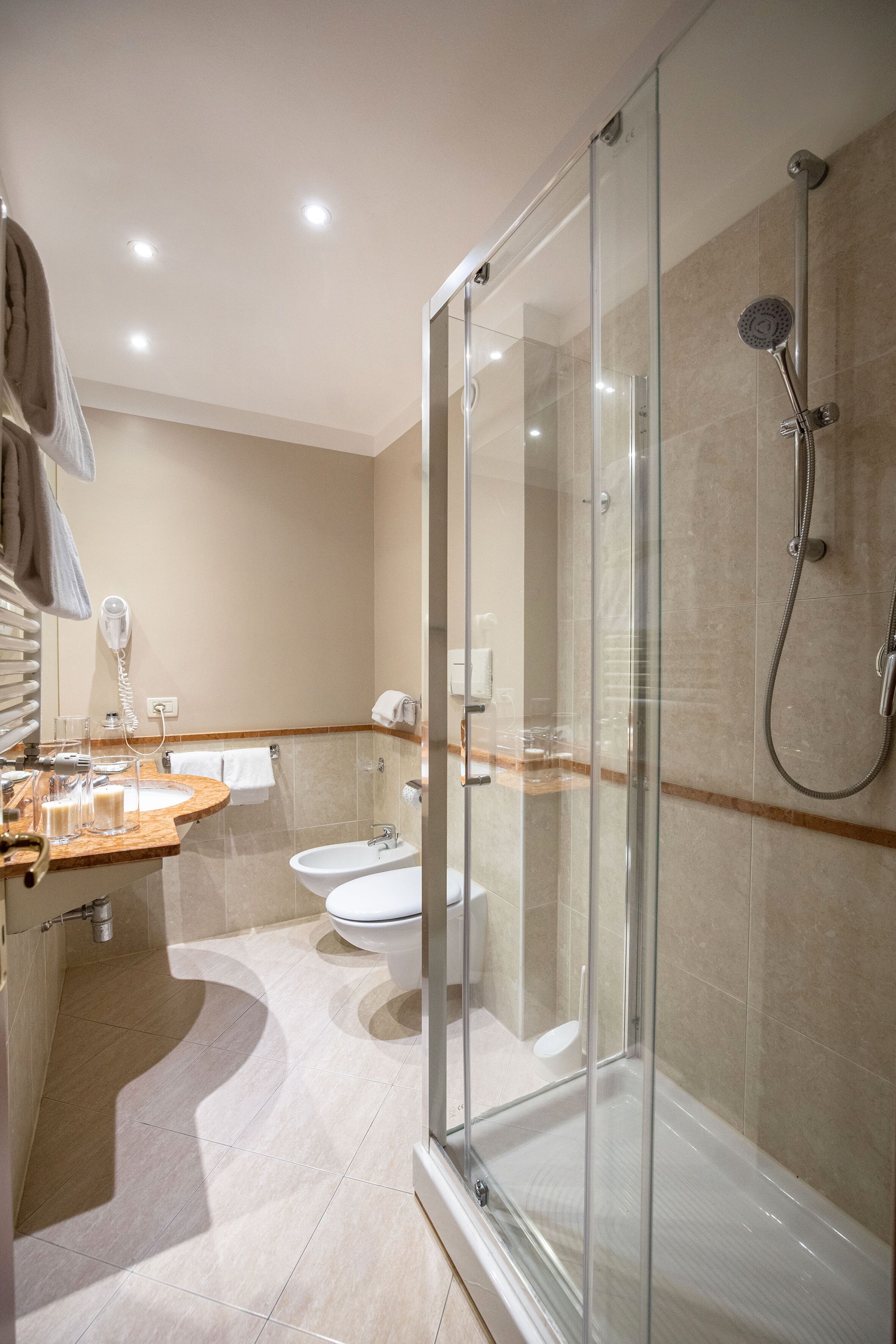 Bañera con ducha, artículos de tocador gratuitos, secador de pelo, bidet
