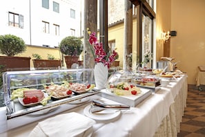Daily full breakfast (EUR 15 per person)