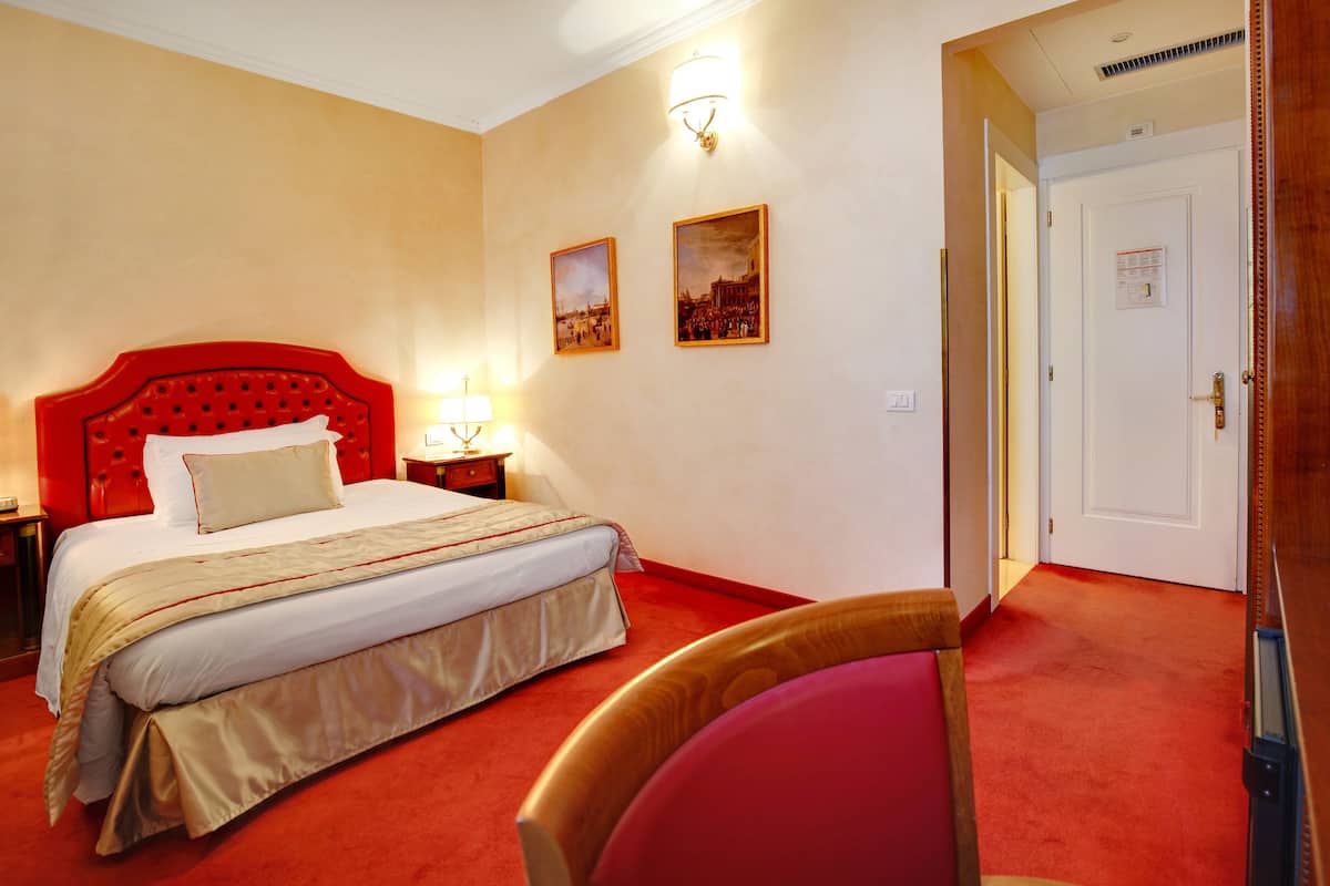 Single Room | 1 bedroom, premium bedding, minibar, in-room safe
