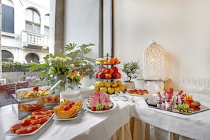 Daily full breakfast for a fee - Hotel Dona Palace (Venice)