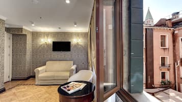 Junior-Suite | 1 Schlafzimmer, hochwertige Bettwaren, Minibar, Zimmersafe