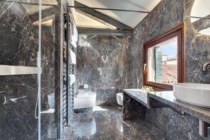 Junior kamer, 1 twee- of 2 eenpersoonsbedden | Badkamer | Gratis toiletartikelen, een haardroger, een bidet, handdoeken