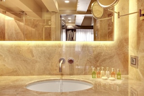 Junior Suite | Bathroom | Free toiletries, hair dryer, bidet, towels