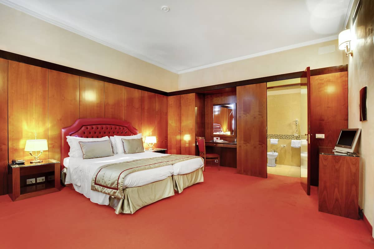 Deluxe Double Room | 1 bedroom, premium bedding, minibar, in-room safe